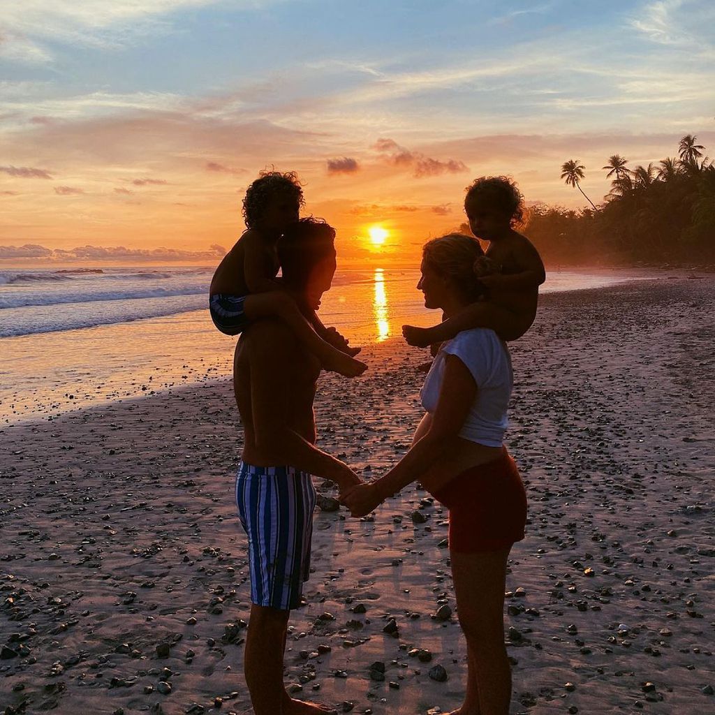 Janni und Peer Kusmagk mit ihren Kindern