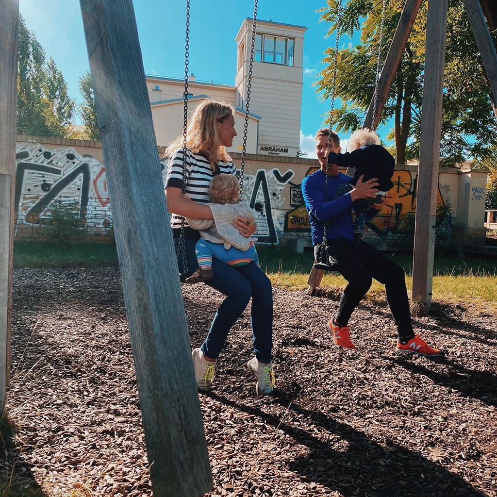 Janni und Peer Kusmagk mit ihren Kindern Yoko und Emil-Ocean
