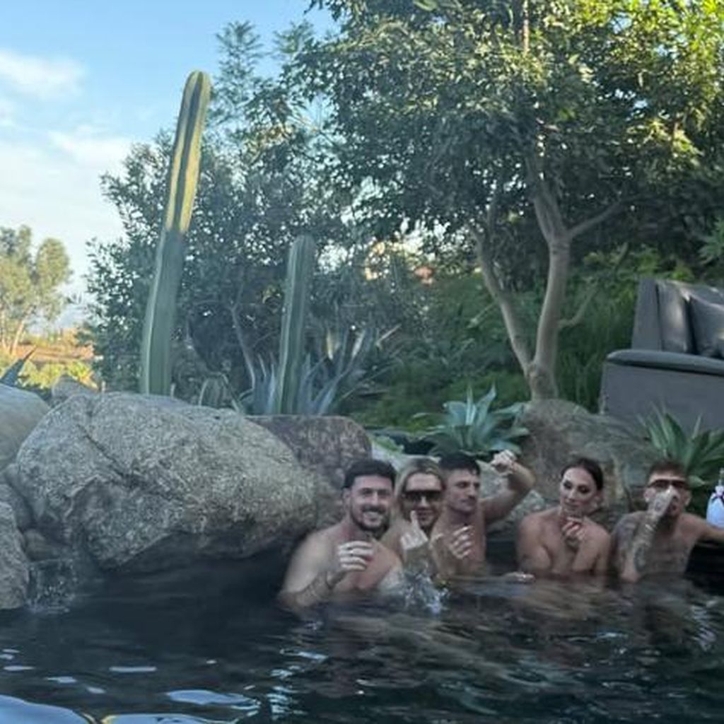 Jannik Kontalis, Bill Kaulitz und ihre Freunde im Pool 2025