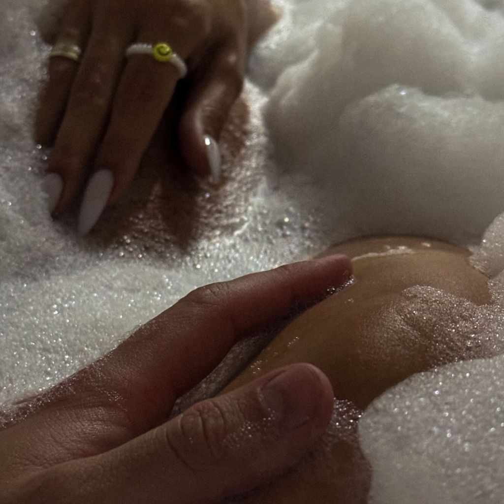 Jannik Kontalis und eine weibliche Person in der Badewanne im Dezember 2024
