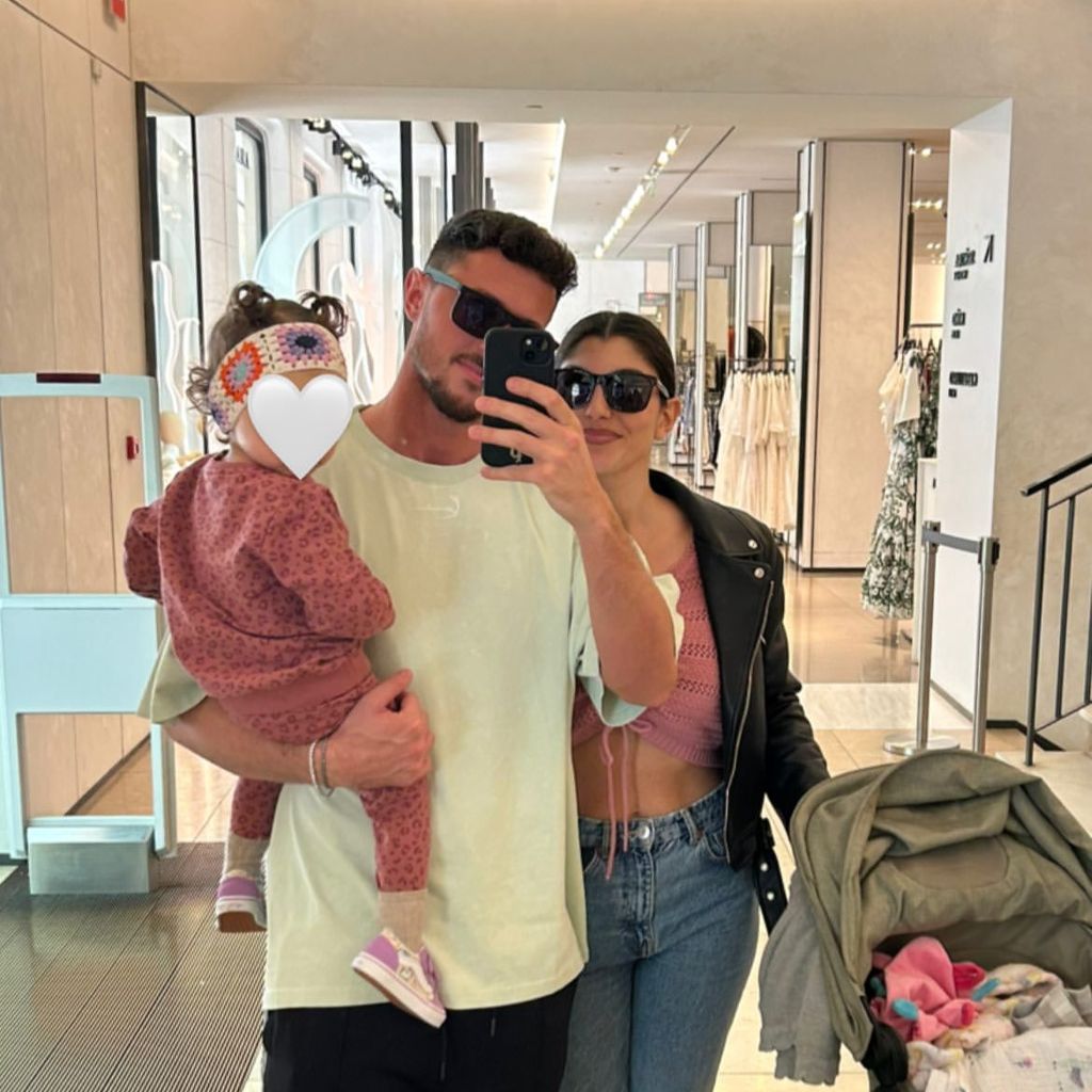 Jannik Kontalis mit Yeliz Koc und deren Tochter Snow Elanie