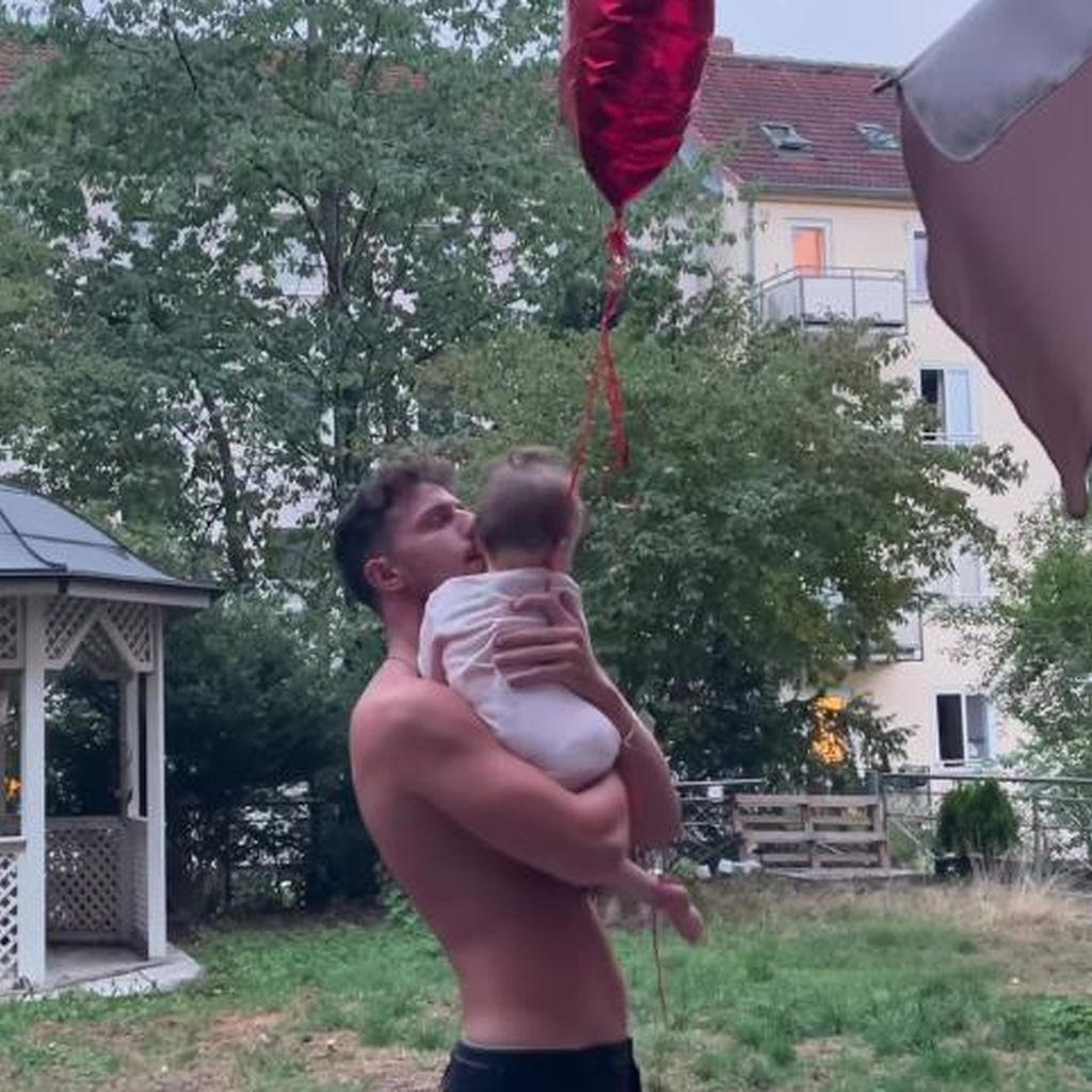 Jannik Kontalis mit Yeliz Koc' Tochter Snow