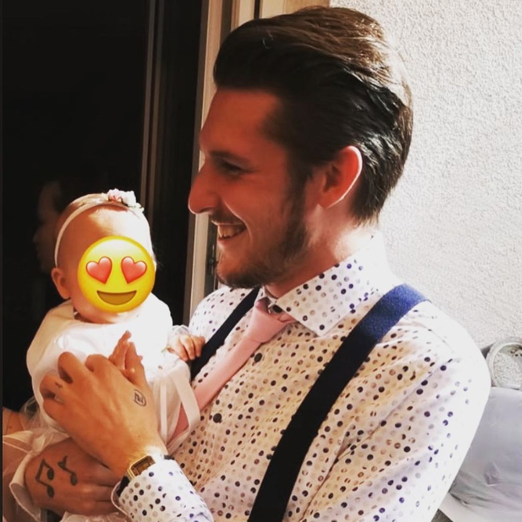 Jannik Rubeck trägt seine Tochter Nia