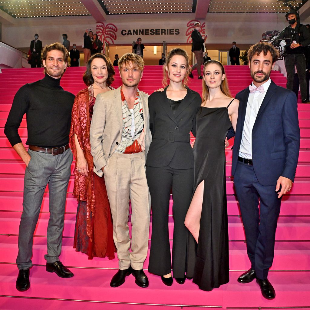 Jannik Schümann mit dem "Sisi"-Cast im Oktober 2021 in Cannes