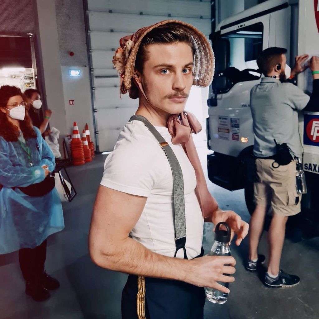 Jannik Schümann, 2021 an einem Filmset