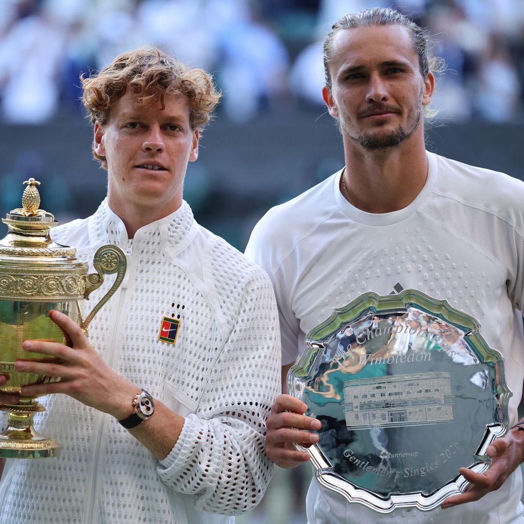 Jannik Sinner mit der Wimbledon-Trophäe neben Alexander Zverev nach dem Finale 2026