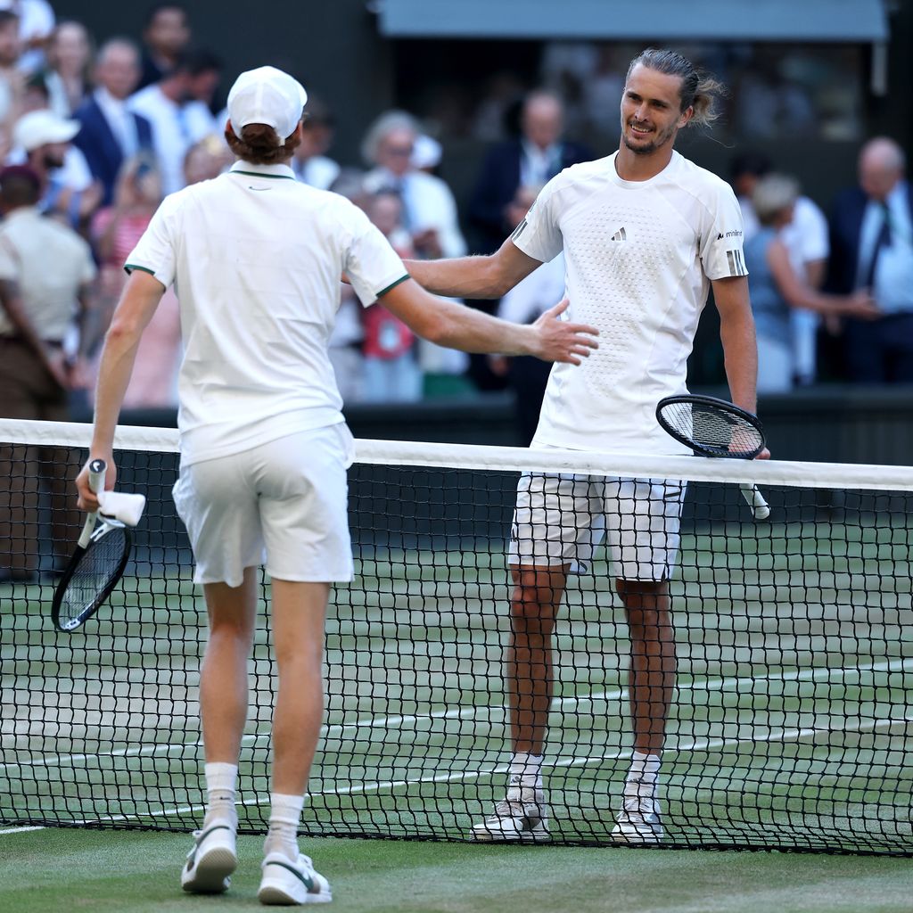 Jannik Sinner und Alexander Zverev geben sich nach dem Wimbledon-Finale 2026 den Handschlag