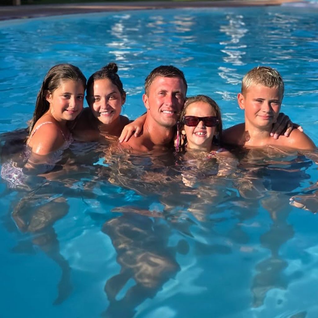 Jaqueline und Dan Osborne mit ihren Kids