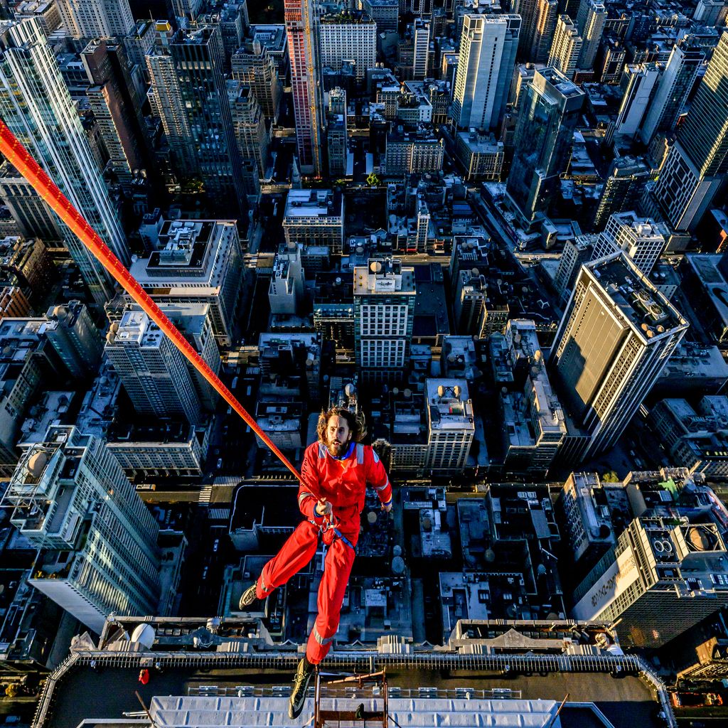 Jared Leto an der Fassade des Empire State Buildings, November 2023