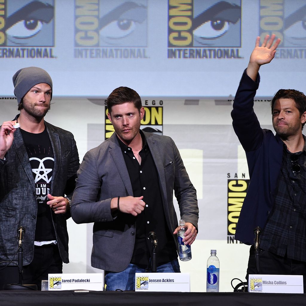 Jared Padalecki, Jensen Ackles und Misha Collins albern bei einer "Supernatural" Präsentation herum