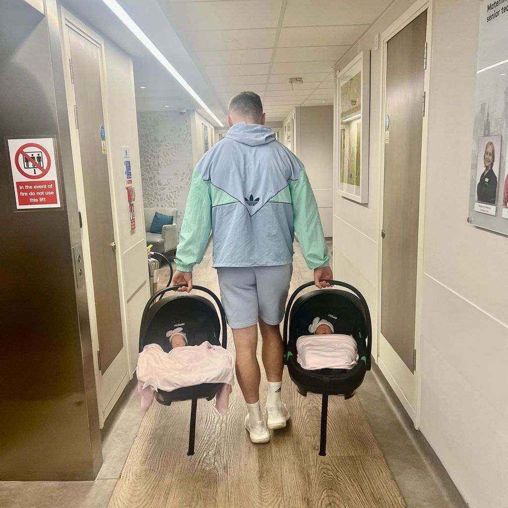 Jarrod Bowen und seine Zwillinge im Mai 2023