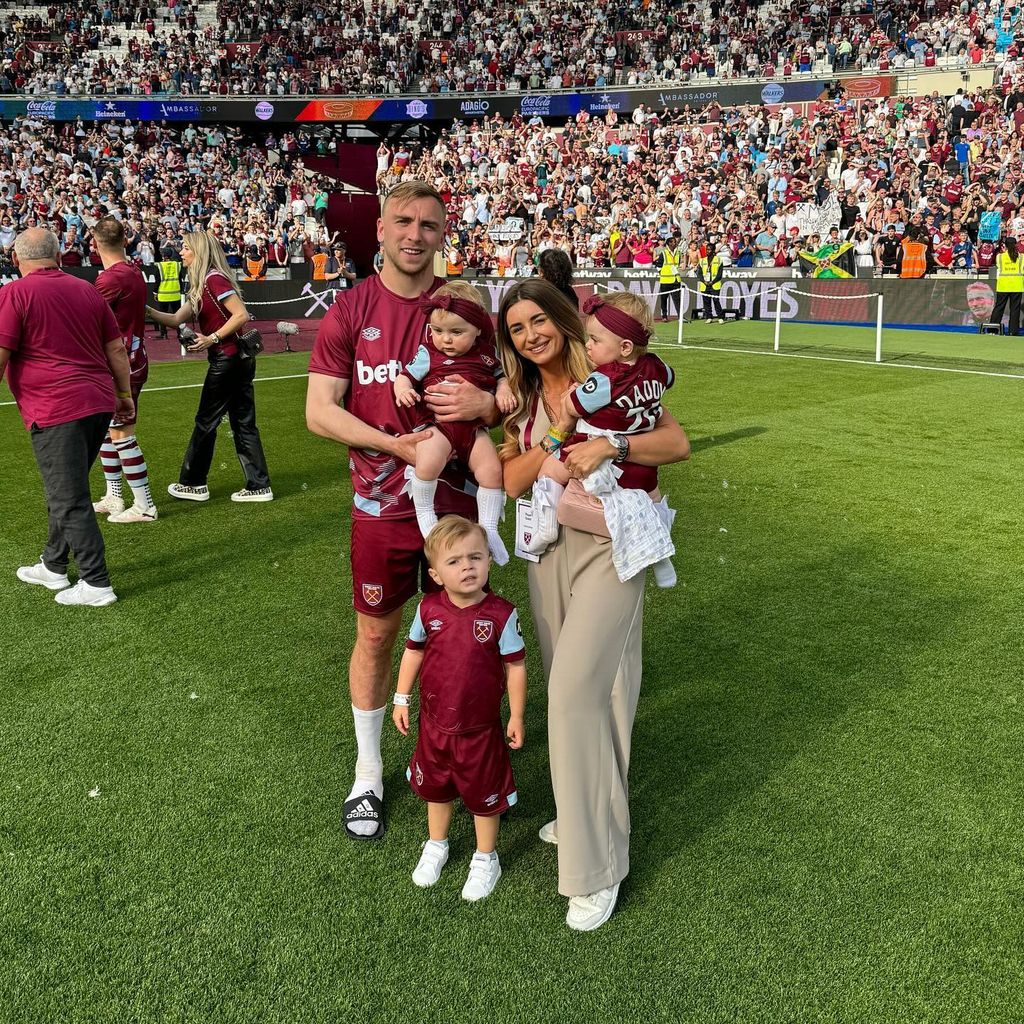 Jarrod Bowen und Dani Dyer mit ihren Kindern
