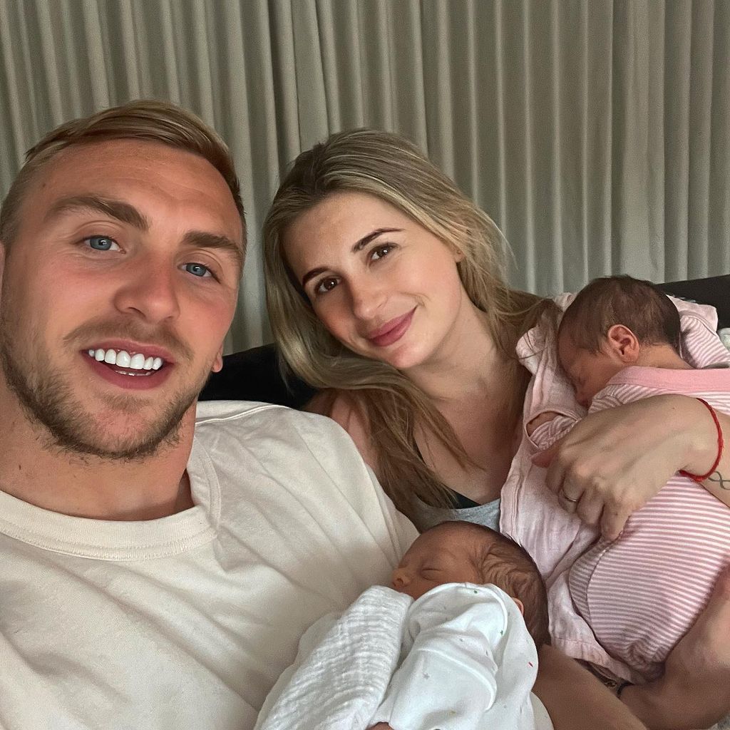 Jarrod Bowen und Dani Dyer mit ihrem Zwillingen im Juni 2023