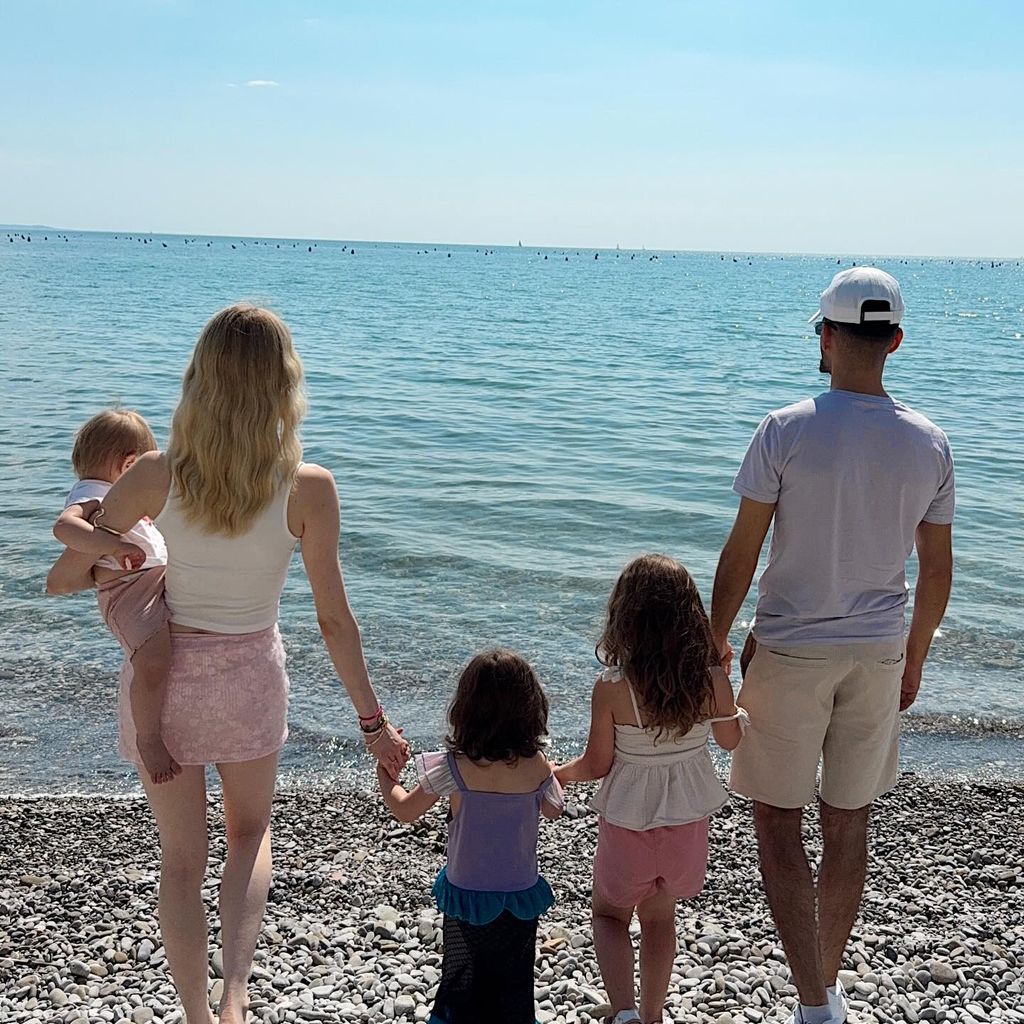 Jasi_xx3 und ihre Familie, August 2025
