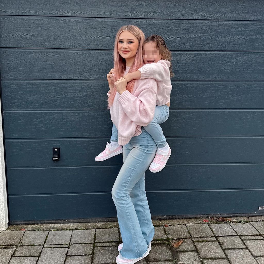 Jasi_xx3, Influencerin, mit ihrer Tochter