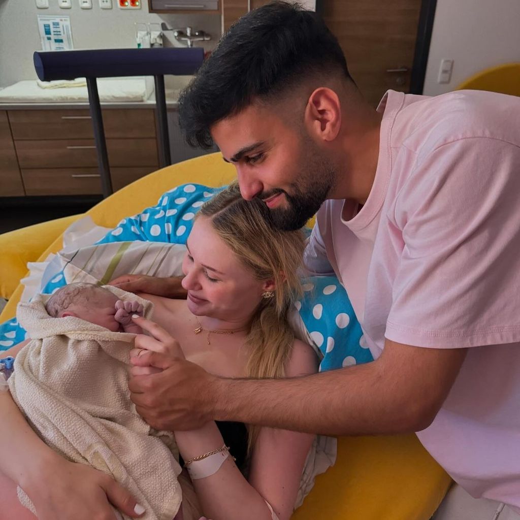 Jasi_xx3 und ihr Partner Mou mit ihrer Tochter, Juli 2024