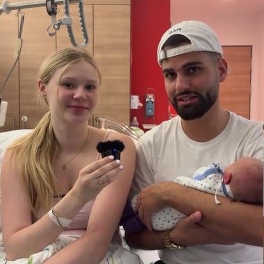 Jasi_xx3 und Mou mit ihrem Baby im Juli 2024