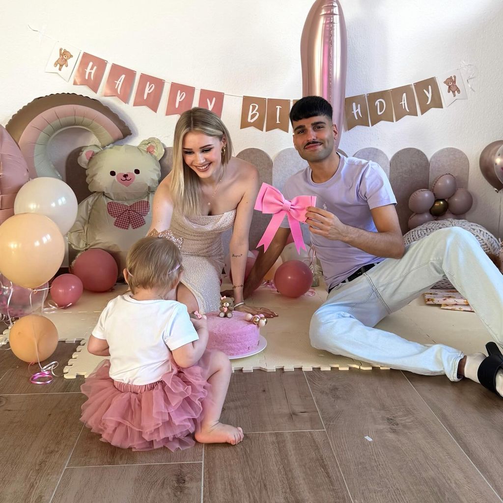 Influencer Jasi_xx3 und Mou Osman mit ihrer Tochter Liviya, Juli 2025