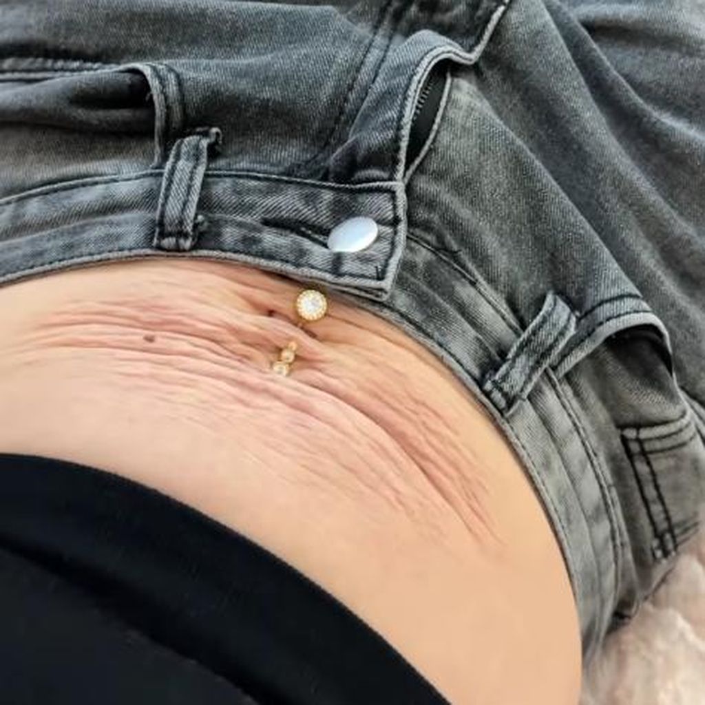Jasi_xx3 zeigt ihren Bauch im Januar 2025