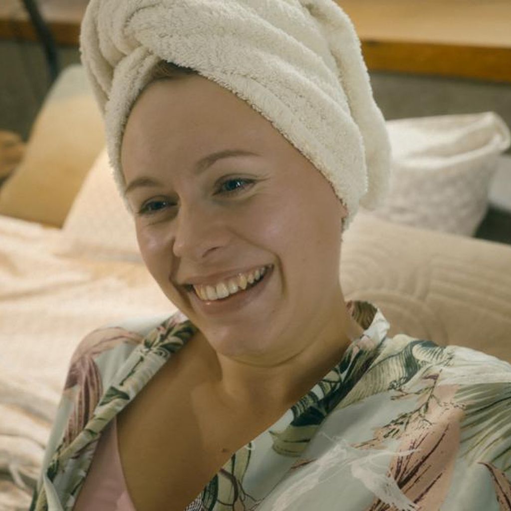 Jasmin Minz in ihrem Musikvideo zum Song "Mutterglück"