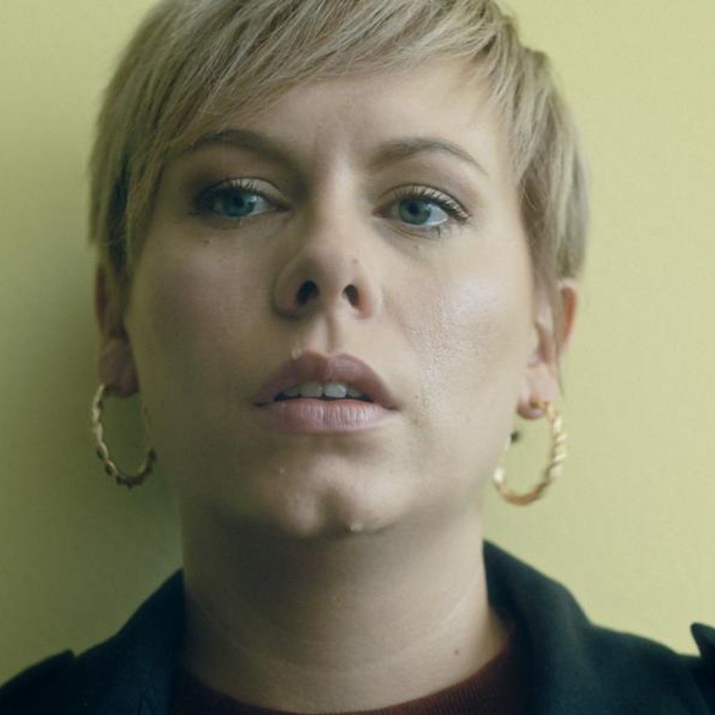 Jasmin Minz in ihrem Musikvideo zum Song "Mutterglück"
