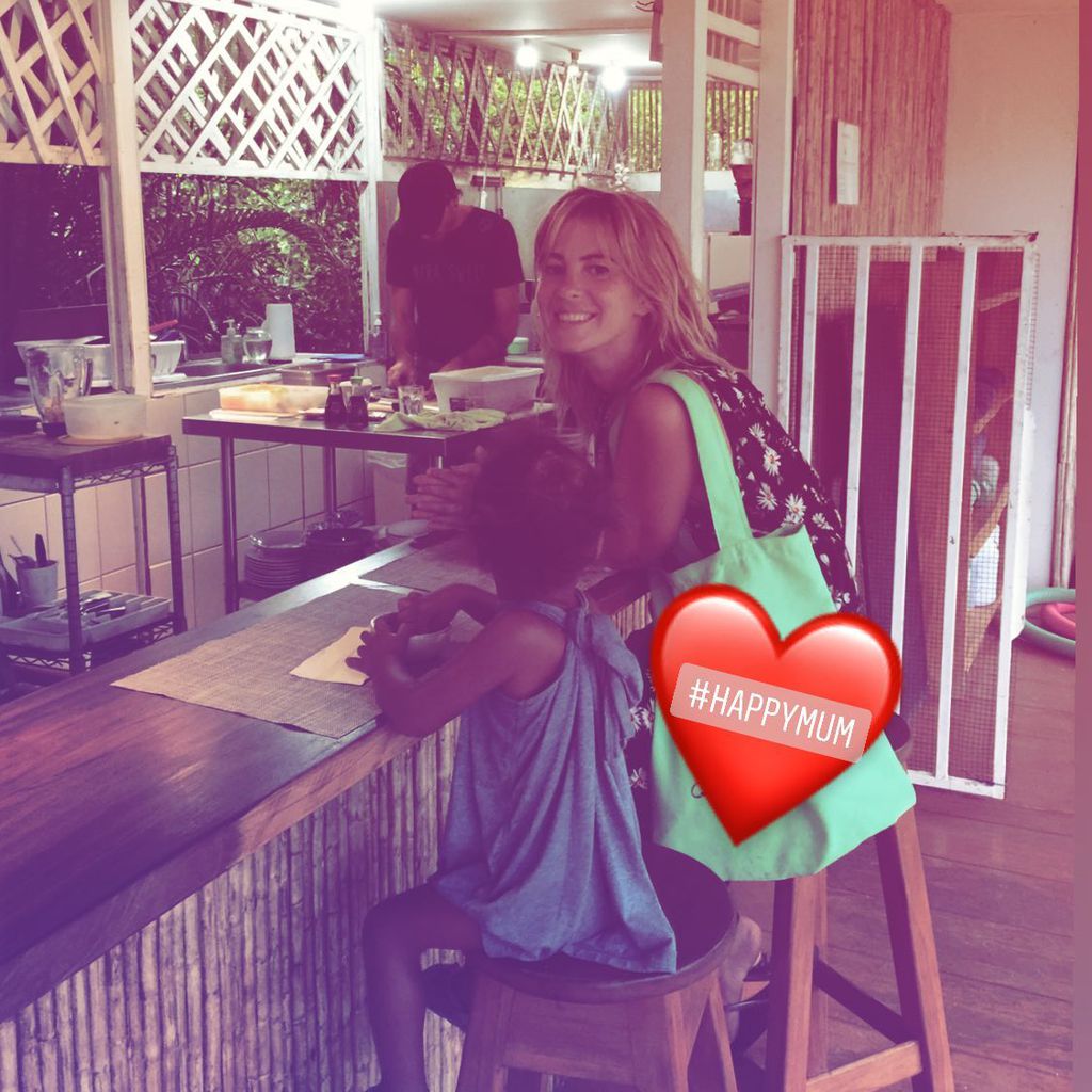 Jasmin Tawil mit ihrem Sohn Ocean im Restaurant