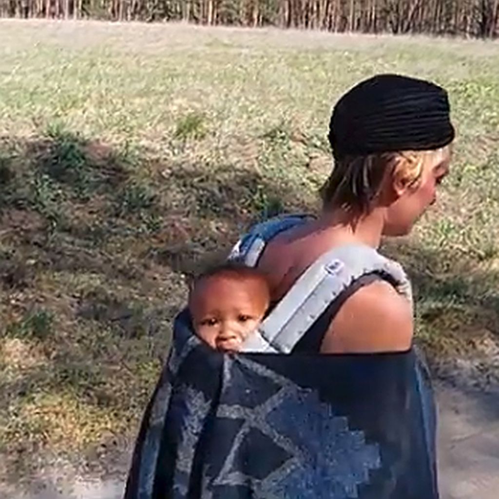 Jasmin Tawil mit ihrem Sohn Ocean Malik in Deutschland