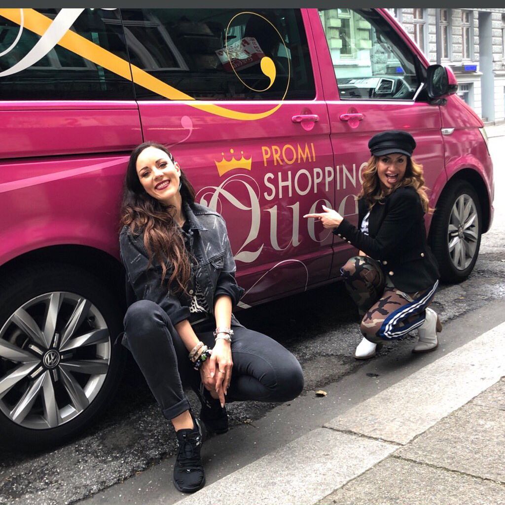 Jasmin Wagner und ihre Begleitung bei "Promi Shopping Queen"