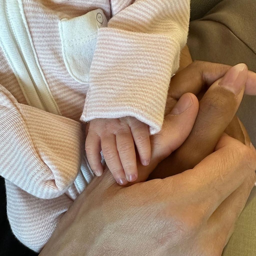 Jasmine Tookes Hände und die ihrer neugeborenen Tochter