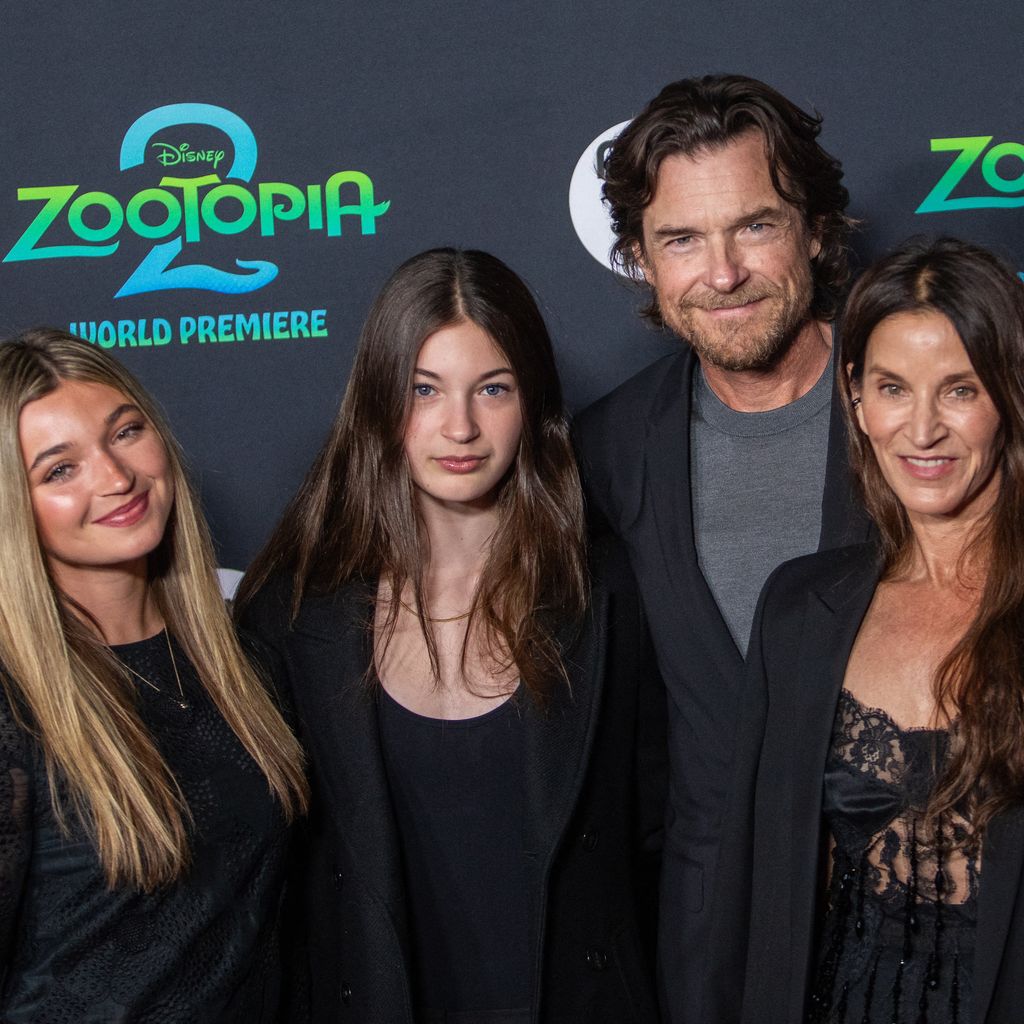Jason Bateman mit Amanda Anka sowie Maple Sylvie Bateman und Francesca Nora Bateman bei der Weltpremiere von "Zootopia 2", November 2025