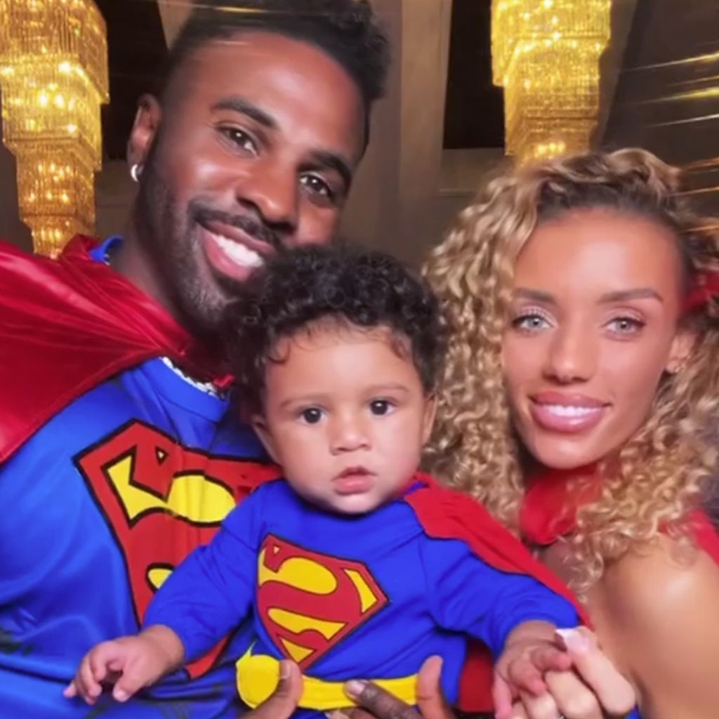 Jason Derulo und Jena Frumes mit ihrem Sohn, Halloween 2021
