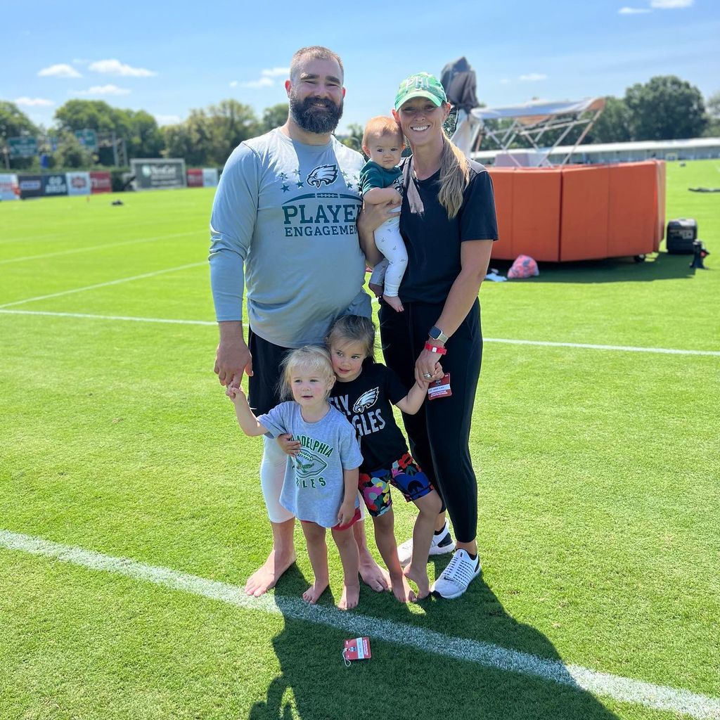 Jason Kelce mit seiner Frau Kylie und den drei Töchtern, August 2023