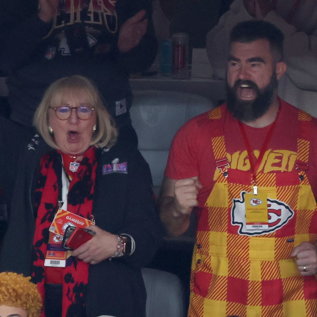 Jason Kelce (r.) mit Mama Donna beim Super Bowl 2024