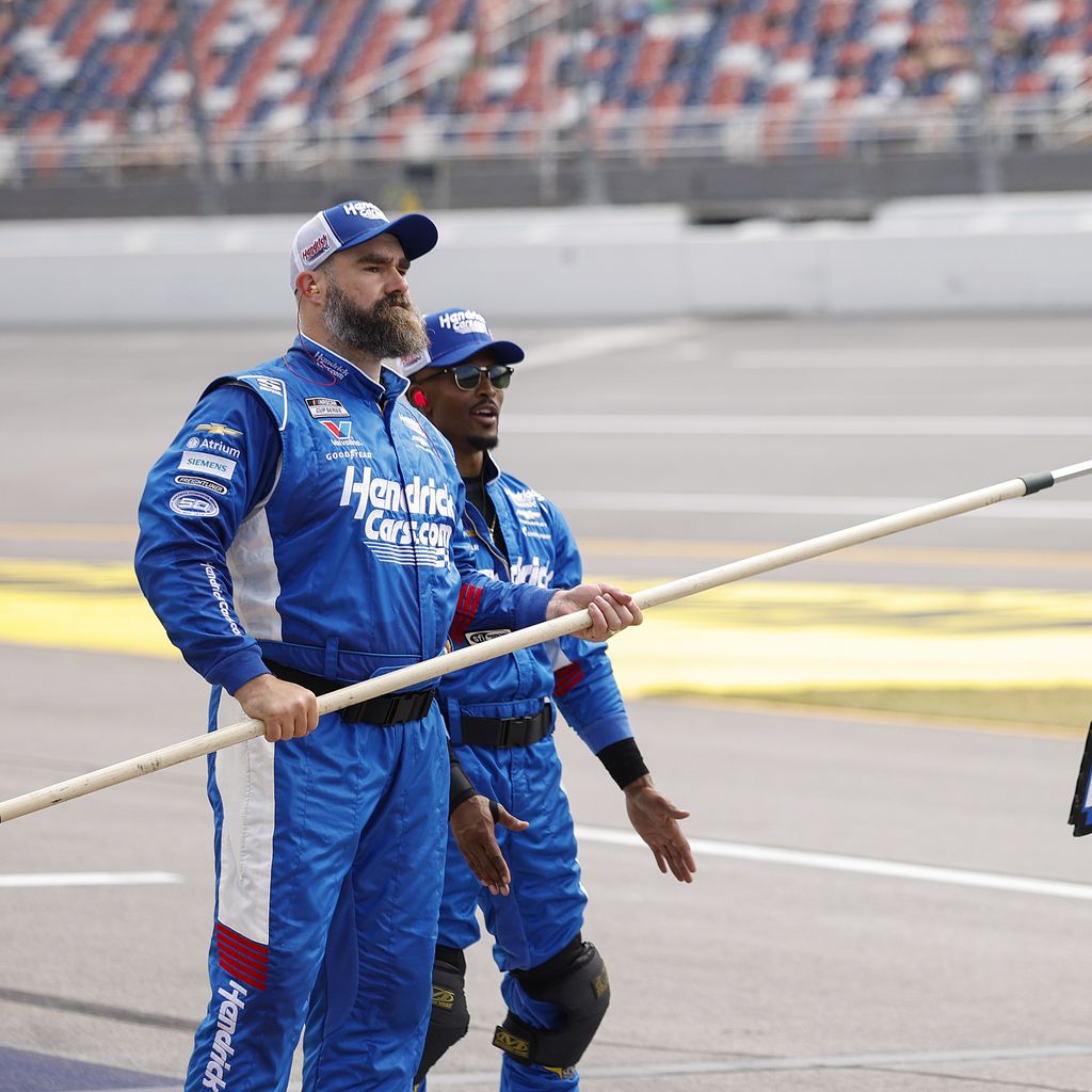 Jason Kelce unterstützt die #17 HendrickCars.com-Crew beim Ag-Pro 300 in Talladega