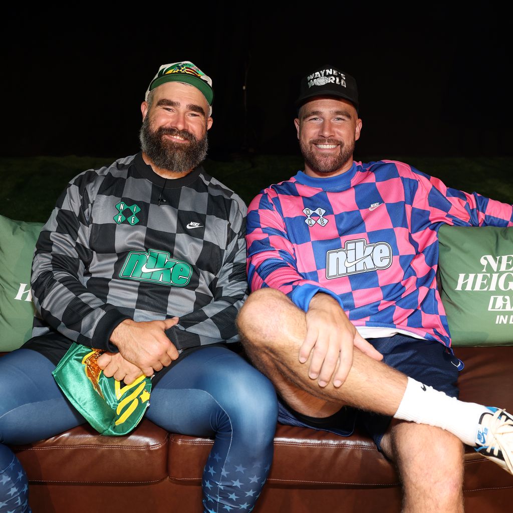Jason Kelce und Travis Kelce bei "New Heights Live" im Orpheum Theatre in Los Angeles, Juni 2026
