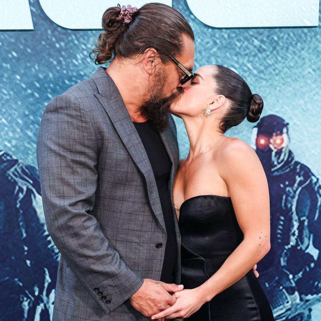 Bei der Premiere von "Onslaught": Jason Momoa und Adria Arjona küssen sich