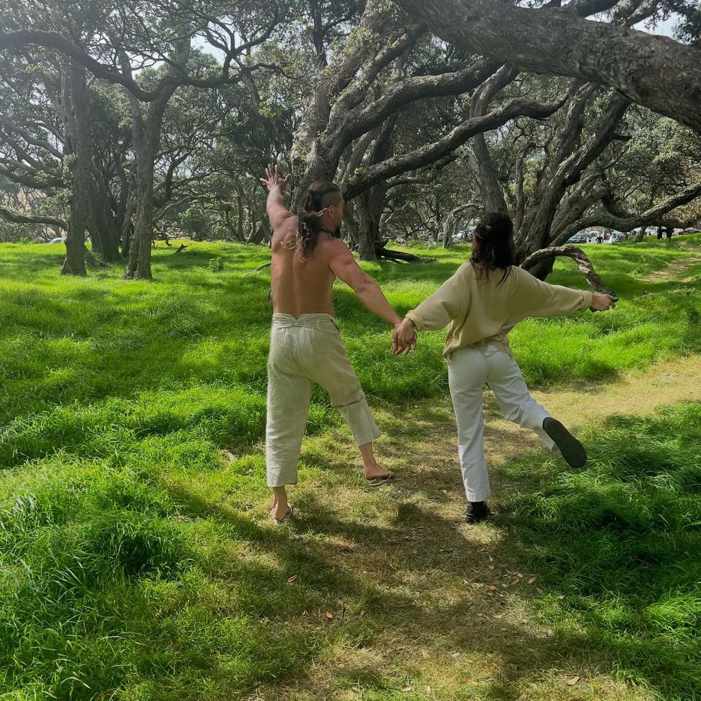 Jason Momoa und Adria Arjona