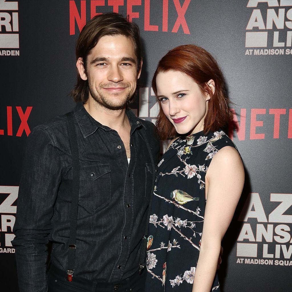 Schauspieler Jason Ralph und Rachel Brosnahan im Jahr 2015
