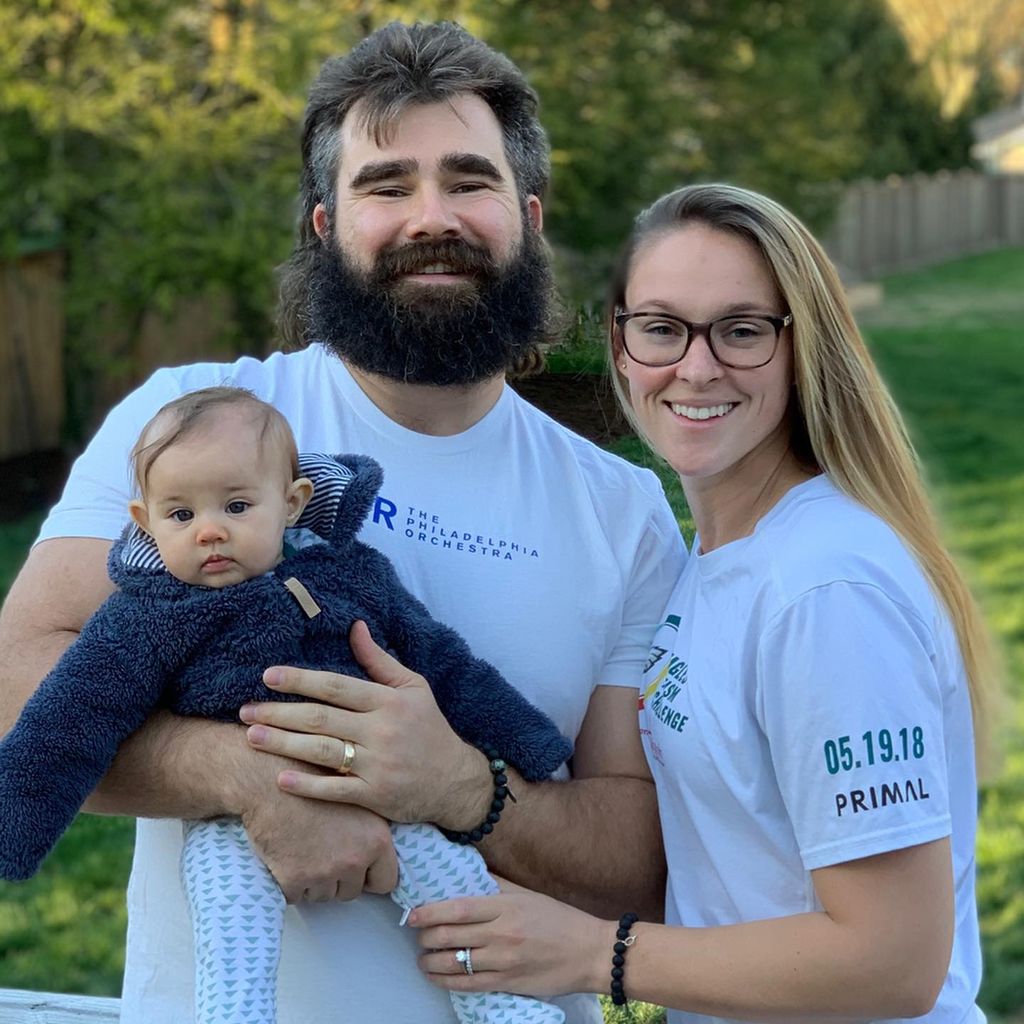 Jason und Kylie Kelce mit ihrer Tochter, Mai 2020