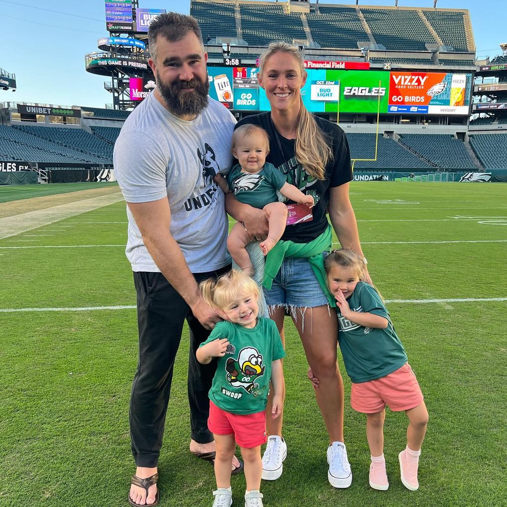 Jason und Kylie Kelce mit ihren Kids Elliotte, Wyatt (u.) und Bennett (o.)