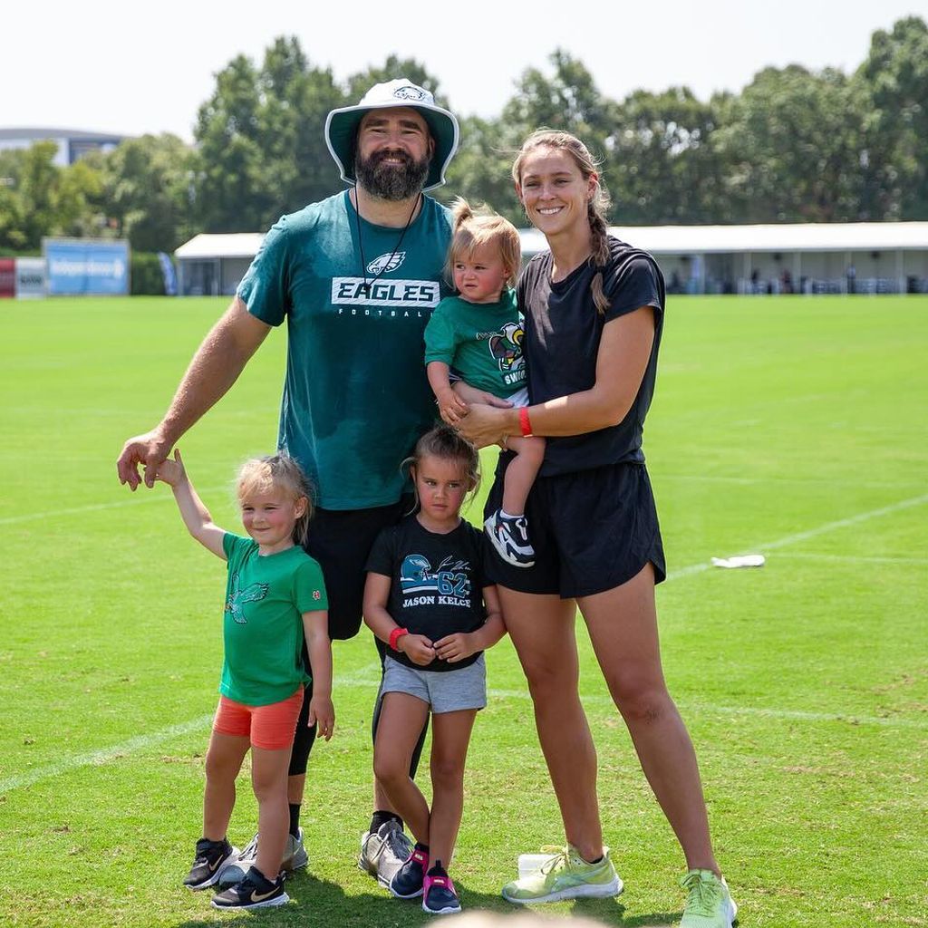 Jason und Kylie Kelce mit ihren Töchtern