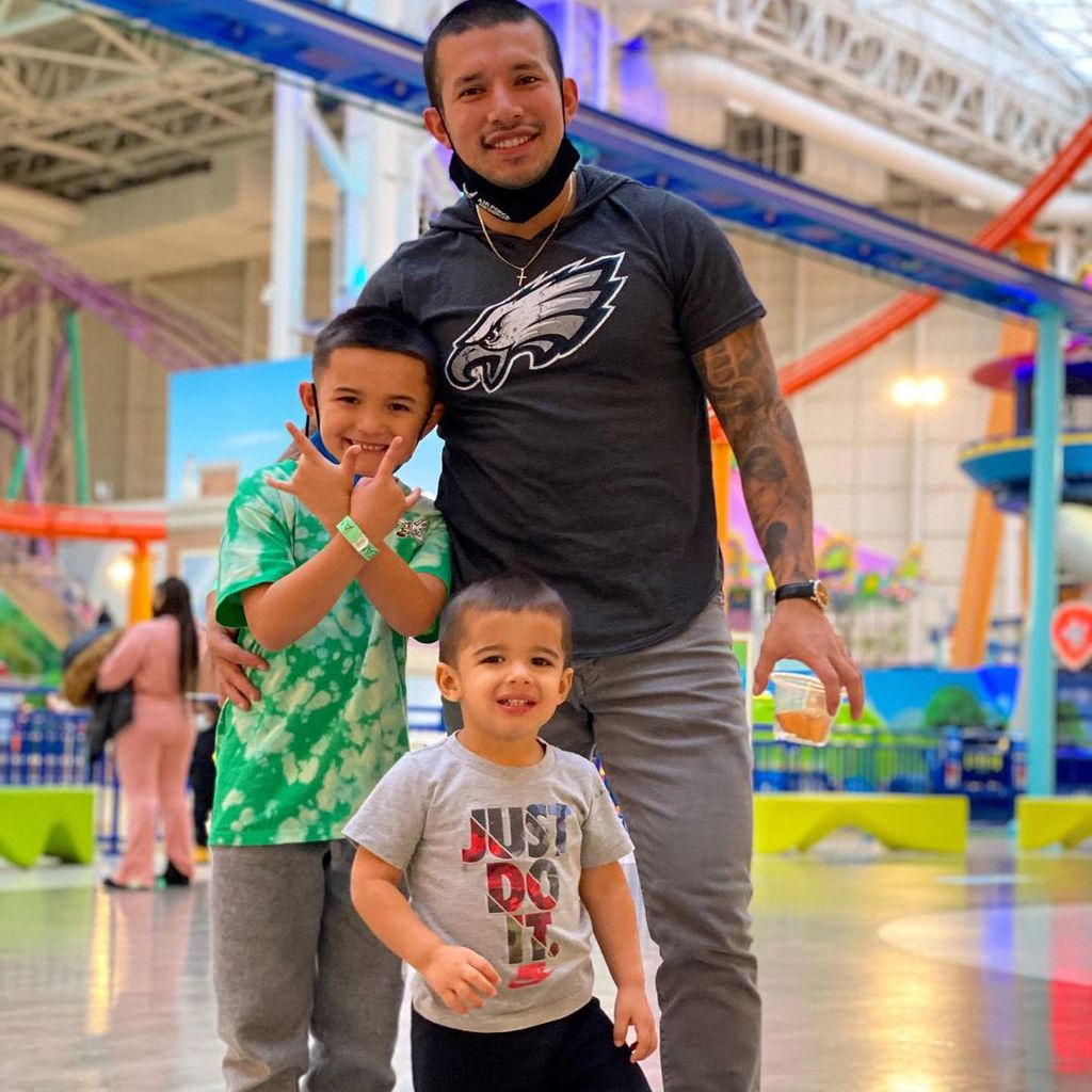Javi Marroquin und seine beiden Söhne im Dezember 2020
