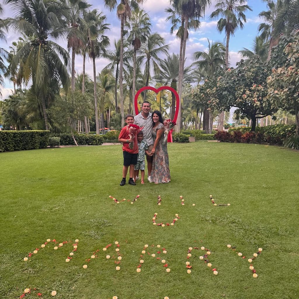Javi Marroquin und Lauren Comeau mit ihren Kindern, 2024