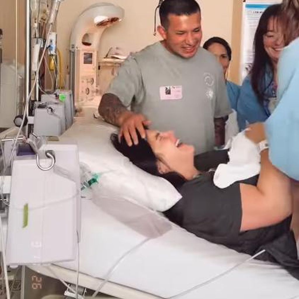 Javi Marroquin und seine Ehefrau Lauren Marroquin mit ihrem Baby, März 2026