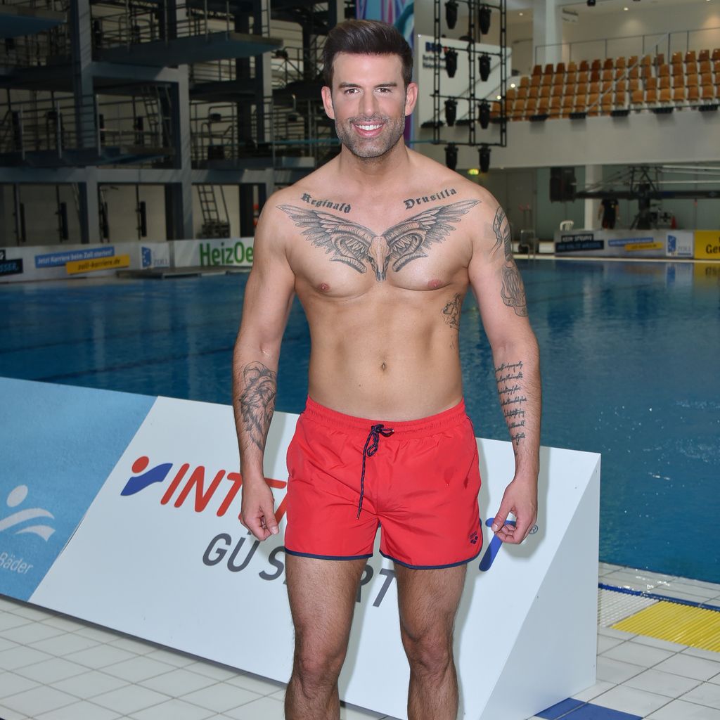 Jay Khan in der Schwimmhalle