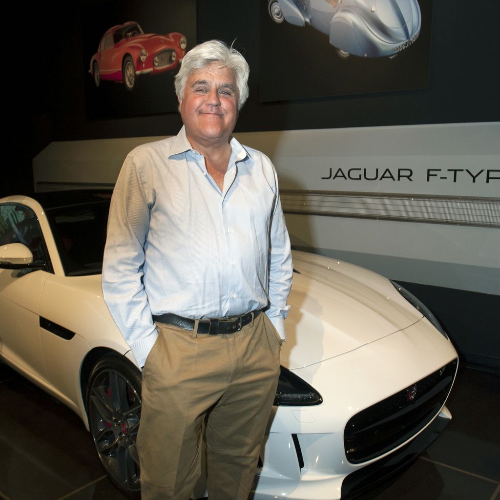 Jay Leno vor einem Auto