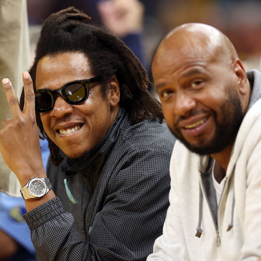 Jay-Z und ein Freund während eines NBA-Spiels im Jahr 2022