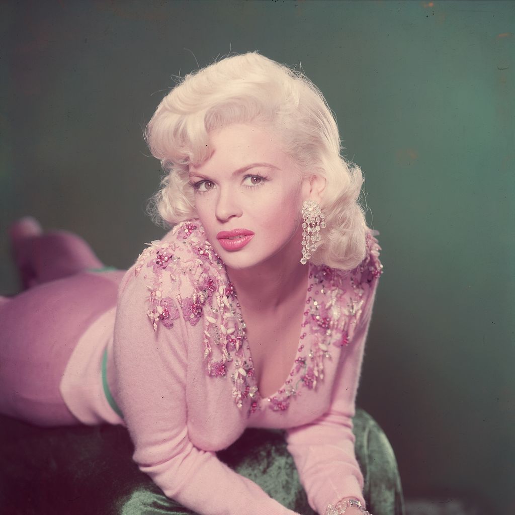 Jayne Mansfield schaut in die Kamera, ca. 1955.