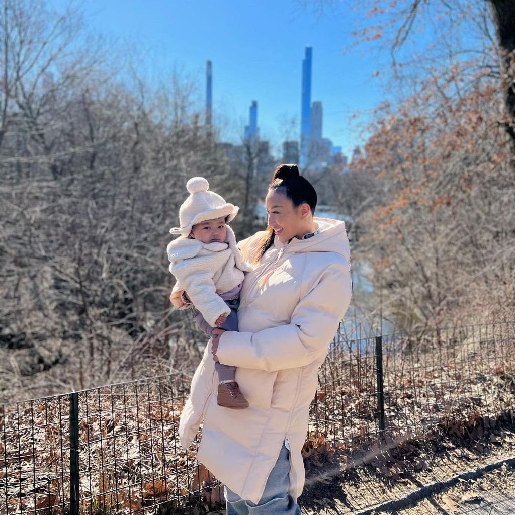 Jeannie Mai mit ihrer Tochter Monaco, Februar 2023