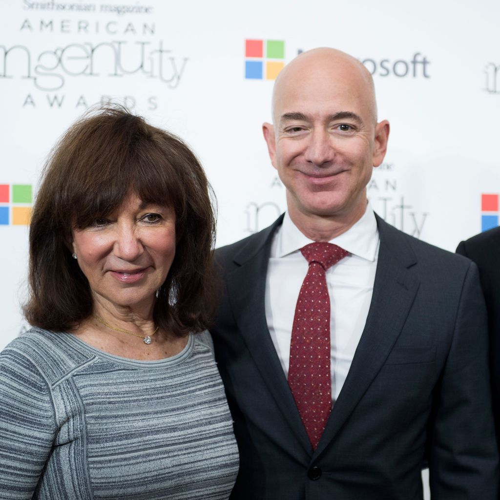 Jackie Bezos, Jeff Bezos und Mike Bezos, 2016